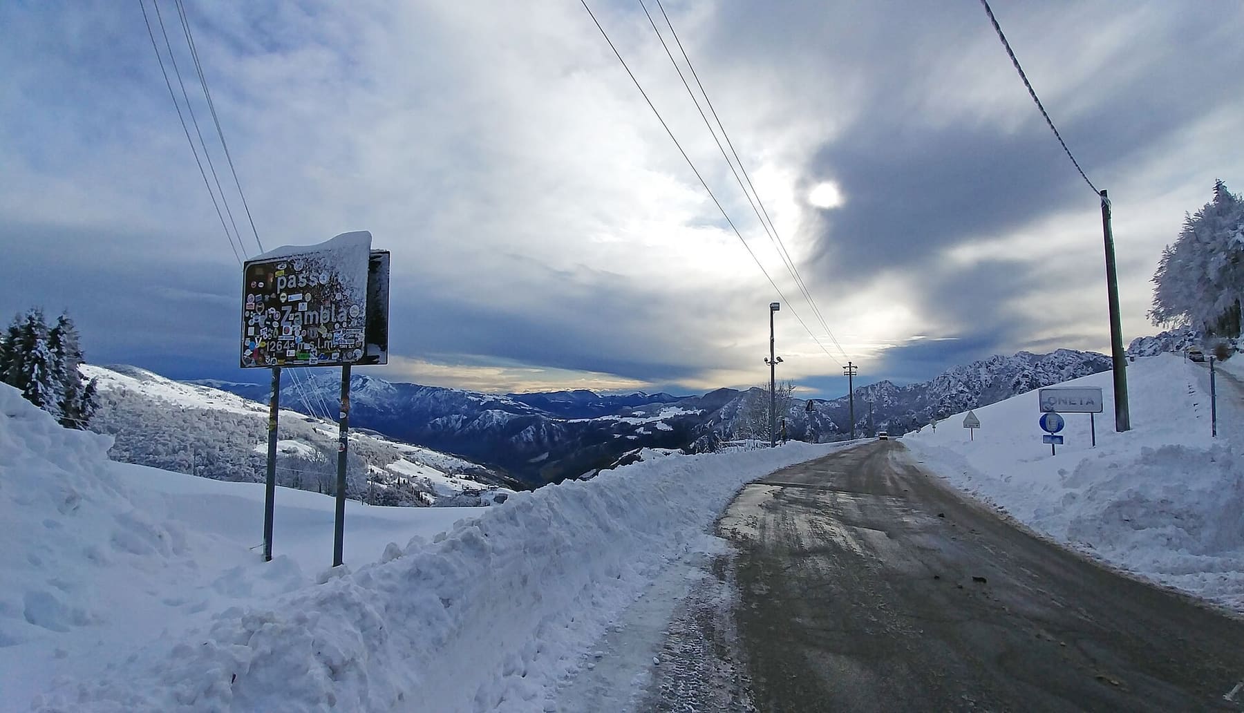 La strada al Passo di Zambla, a 1264 metri sopra Zambla Alta, tra alti muri di neve dopo una nevicata, con le cime innevate sullo sfondo